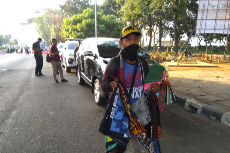 Pedagang Masker Ikut 'Siaga' Ramaikan Pelantikan DPR Baru