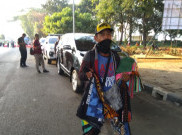 Pedagang Masker Ikut 'Siaga' Ramaikan Pelantikan DPR Baru