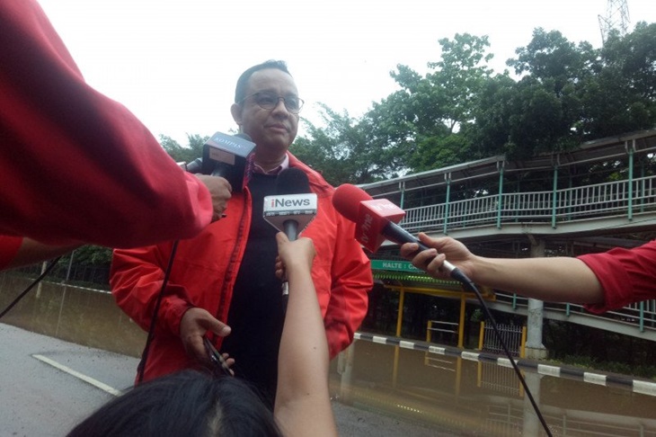 Gubernur DKI Jakarta Anies Baswedan meninjau kawasan Cawang UKI, Jakarta Timur, Rabu (1/1/2020) (ANTARA/ Livia Kristianti)