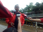 Modal Sarung Tangan dan Karung, Anies Bersihkan Lapangan Voli Pakai Tangan