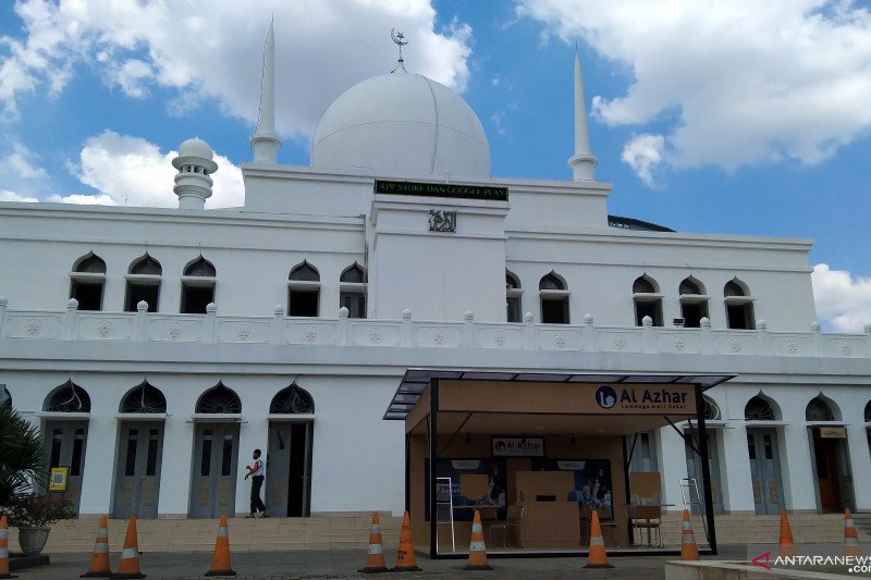 Masjid Agung Al Azhar di Jakarta Selatan menyelenggarakan Shalat Jumat dengan kapasitas hanya 25 persen dan protokol kesehatan ketat menyusul lonjakan kasus COVID-19 di Jakarta, Jumat (25/6/2021). (ANTARA/Dewa Ketut Sudiarta Wiguna)