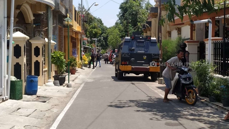Densus 88 menggeledah rumah terduga teroris di Laweyan, Kota Solo, Jawa Tengah, Senin (18/11). (MP/Ismail)