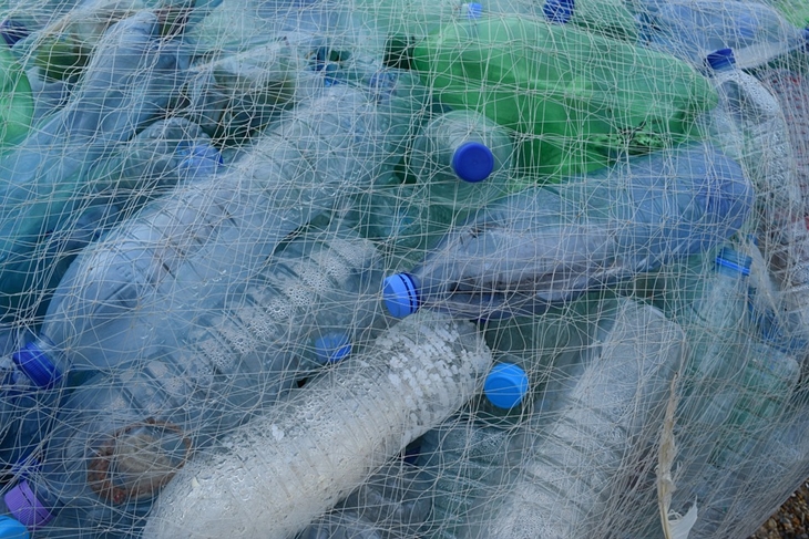 (Foto 1) Butuh waktu bertahun-tahun agar plastik dapat terurai. Foto by Pixabay MatthewGollop