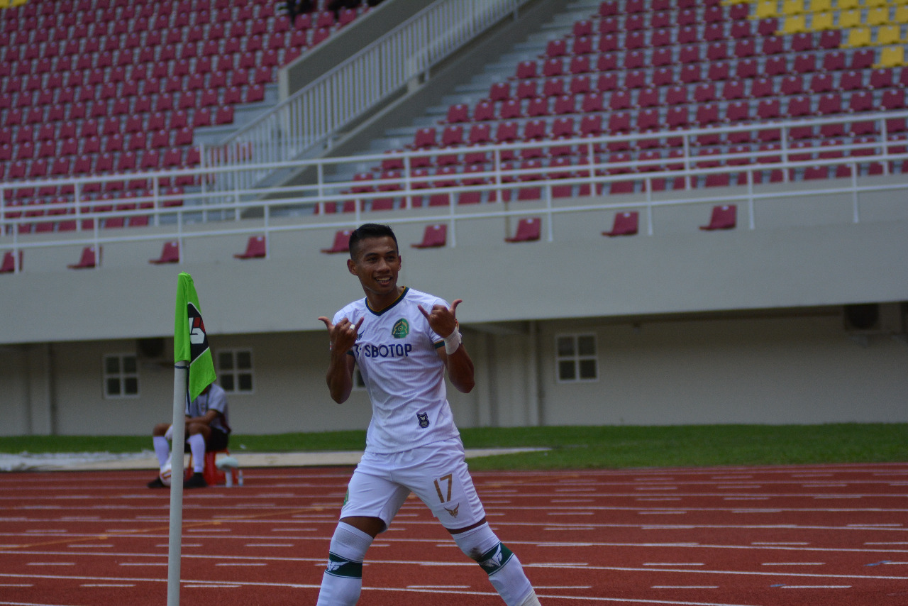 Pemain Tira Persikabo 1973, Ahmad Nufiandani merayakan gol ke gawang Arema Malang di Piala Menpora Stadion Manahan, Minggu (21/3). (MP/Ismail)