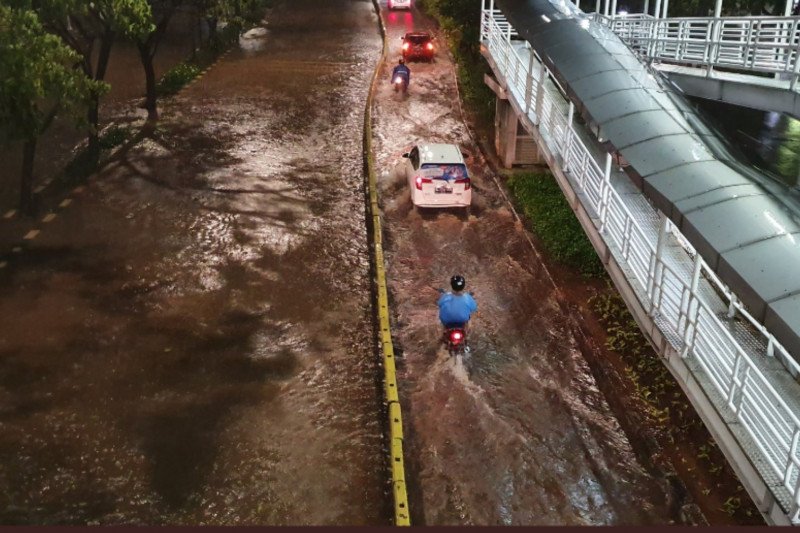 Banjir Lumpuhkan TransJakarta, 4 Halte di Jakarta Barat Tutup!