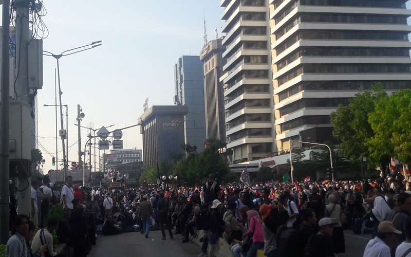 Massa juga berbuka puasa bersama di depan Bawaslu