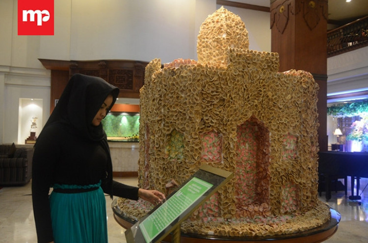 Hotel Ini Buat Replika Masjid dari Kue Kuping Gajah