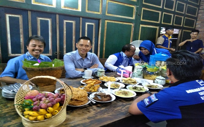  Kunjungan ke Yogyakarta, AHY Bungkus Pisang Goreng dan Jadah Tempe