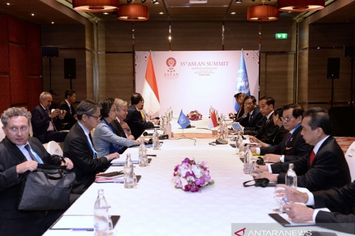 Suasana pertemuan Presiden Joko Widodo dengan Sekretaris Jenderal Perserikatan Bangsa-Bangsa (PBB) Ant&oacute;nio Guterres di Bangkok, Thailand pada Sabtu (2/11/2019). (Kris, Biro Pers Setpres)