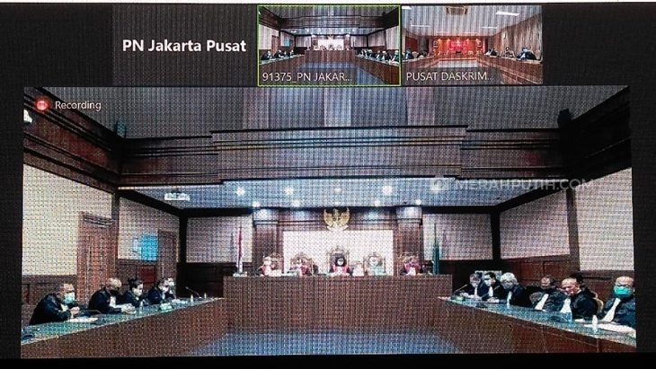 Sidang putusan terhadap Benny Tjokro di Pengadilan Tipikor Jakarta, Senin (26/10) malam. (Foto: MP/Ponco Sulaksono)