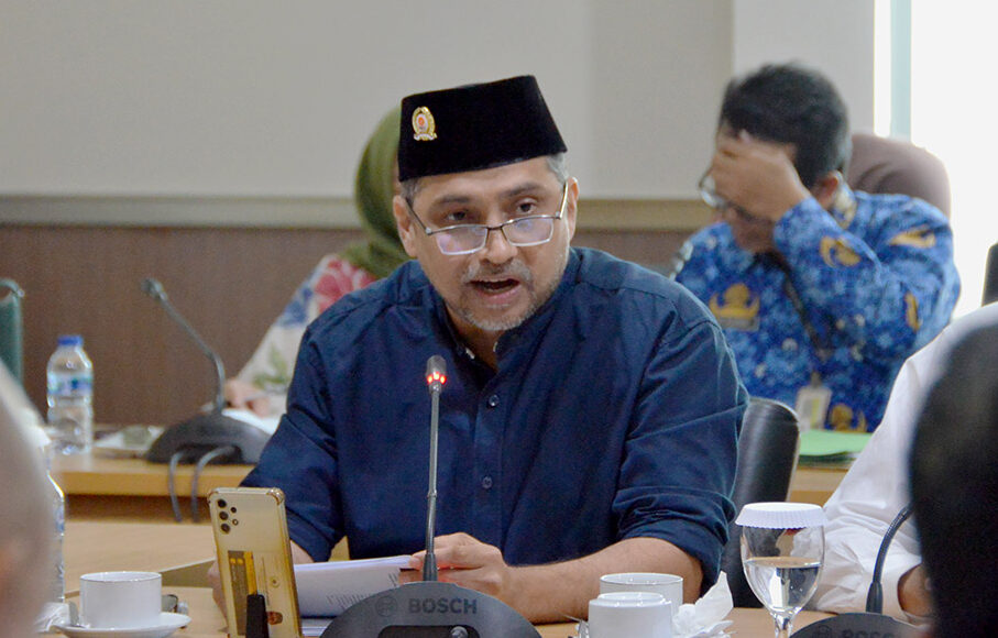 PKS DKI Kasih Solusi Atasi Kasus DBD dengan Tebar Ikan Lele di Saluran