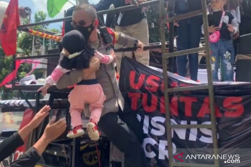 Aksi Kapolsek Setiabudi Evakuasi Balita yang Dibawa Pendemo di Gedung KPK