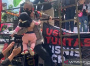 Aksi Kapolsek Setiabudi Evakuasi Balita yang Dibawa Pendemo di Gedung KPK