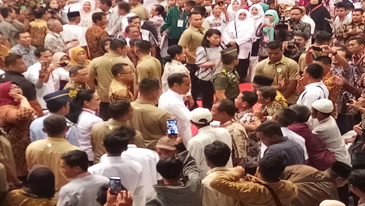 Presiden Jokowi mengadakan kunjungan kerja di GOR Diponegoro di Sragen, Jawa Tengah bertemu Gapoktan dan Perpadi se-Jawa Tengah, Rabu (3/4). (MP/Ismail)