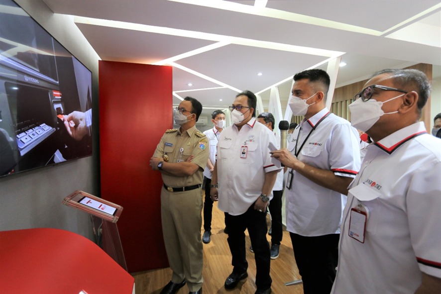 Direktur Utama Bank DKI, Fidri Arnaldy bersama Gubernur DKI Jakarta mencoba layanan digital Mobile Cash. (Foto: MP/Asropih)