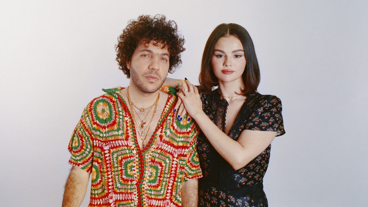 Selena Gomez dan Benny Blanco Lepas Album 'I Said I Love You First', Rayakan Kisah Cintanya