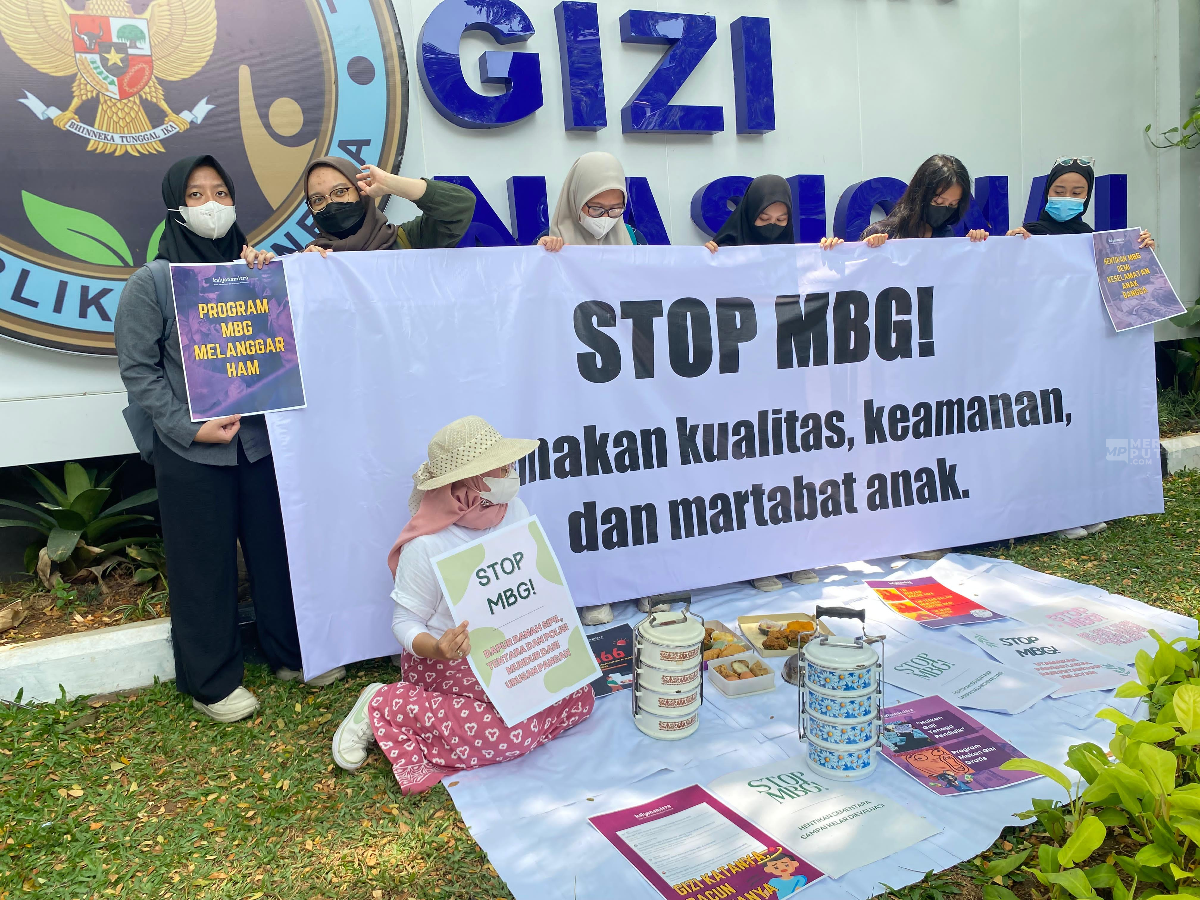 Emak-Emak Demo, Piknik di Kantor BGN Minta MBG Disetop