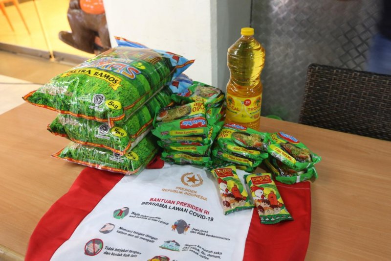 Bantuan sembako dari pemerintah untuk warga terdampak COVID-19. (ANTARA/HO-Kemenko PMK)