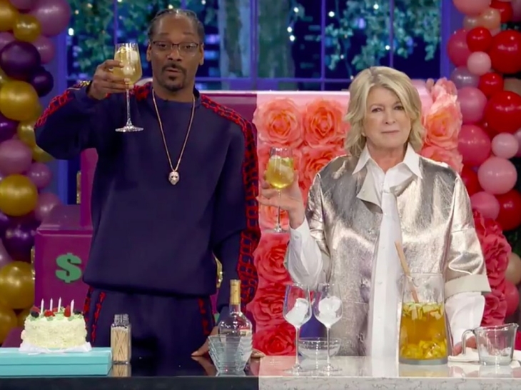 Selepas menjalani hukuman penjara, Martha Stewart sempat memiliki acara masa-masak dengan sesama mantan narapidana Snoop Dogg. (Foto: eater.com)