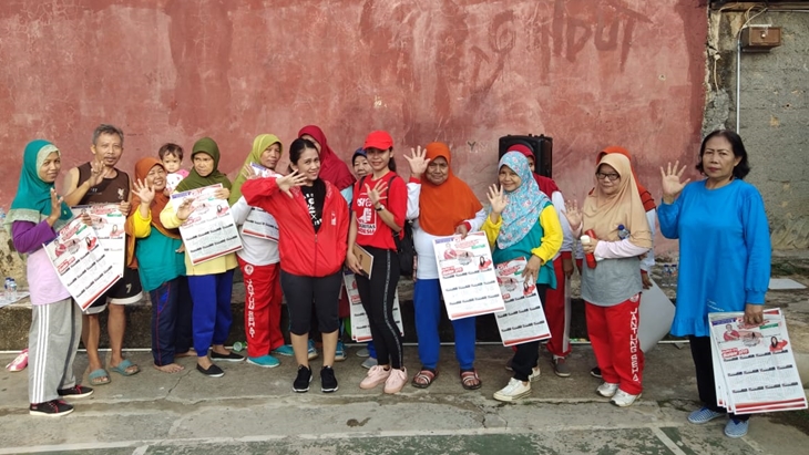 Politisi PSI bersama masyarakat. (Ist)