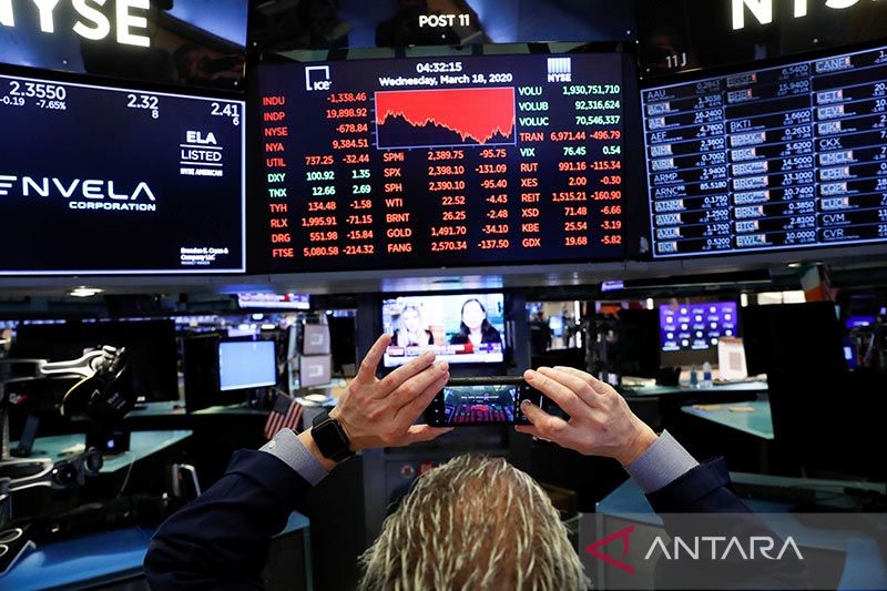 Ilustrasi - Seorang pialang memotret layar monitor bursa saham di lantai bursa New York Stock Exchange di New York, Amerika Serikat. ANTARA/REUTERS/Lucas Jackson/aa. (REUTERS/LUCAS JACKSON)