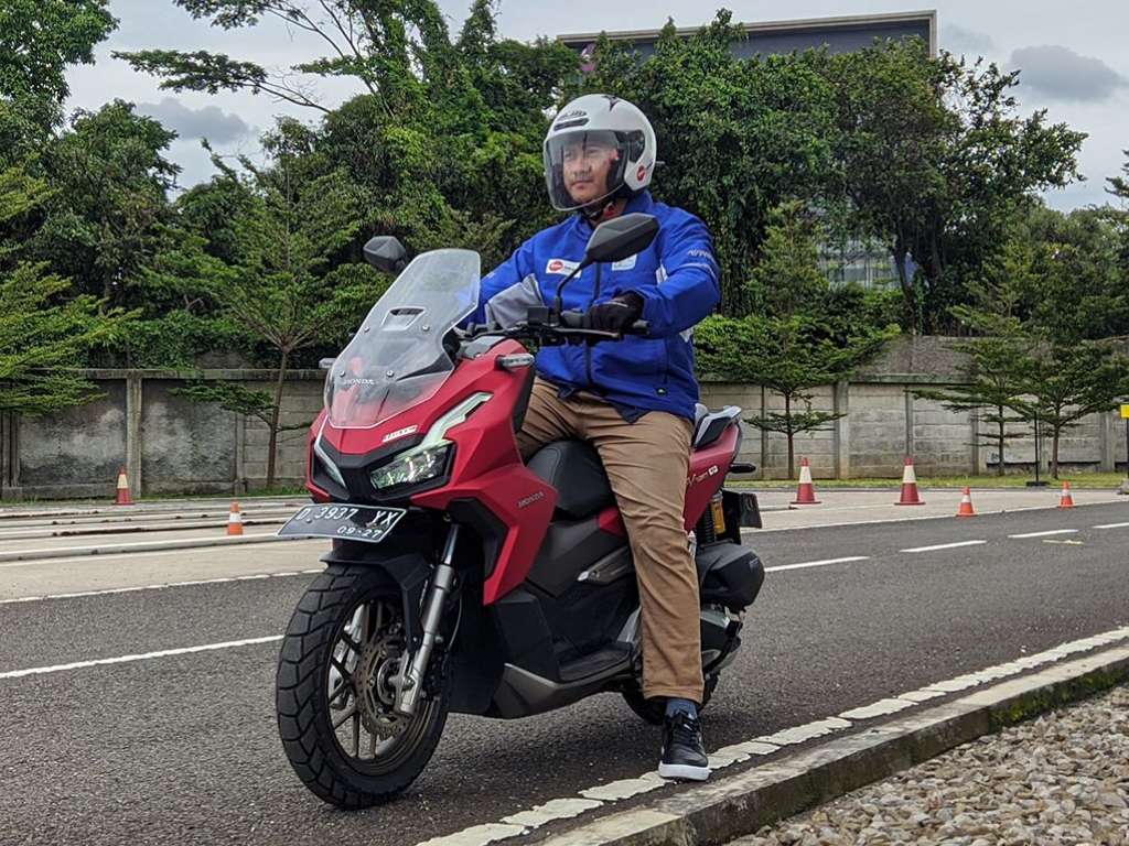 Saat Motor Berhenti, Turun Pakai Kaki Kanan atau Kiri Duluan?