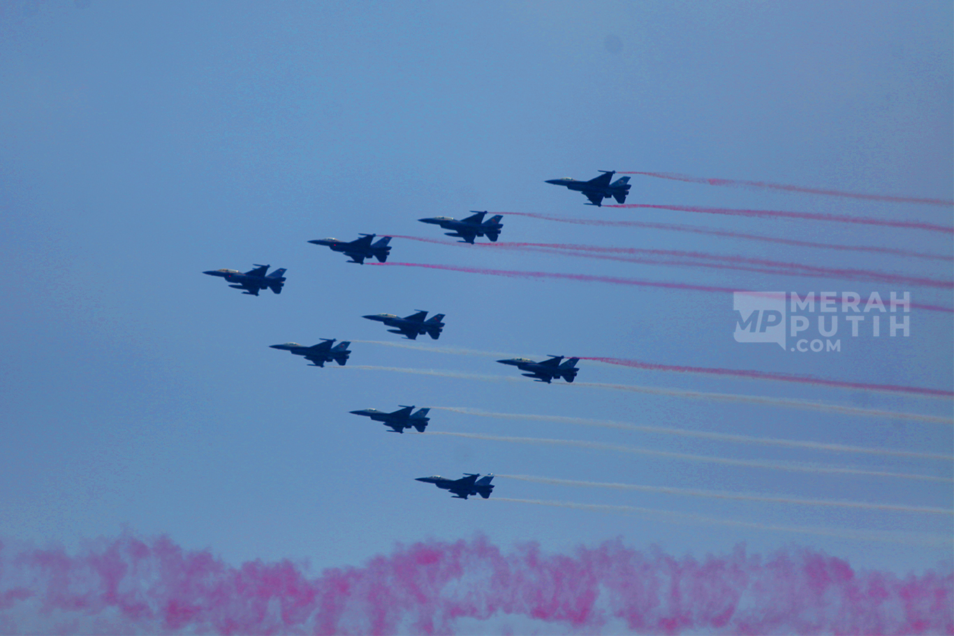 Manuver Pesawat Jet Tempur Hiasi Langit Jakarta Meriahkan Peringatan HUT ke-80 TNI