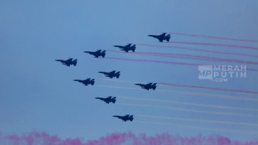 Manuver Pesawat Jet Tempur Hiasi Langit Jakarta Meriahkan Peringatan HUT ke-80 TNI