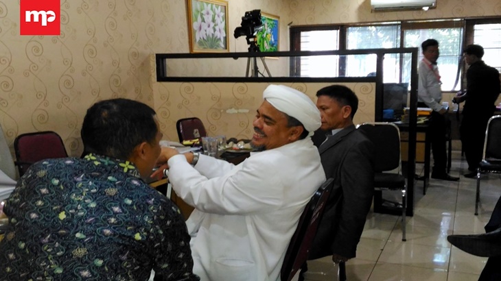 Habib Rizieq saat diperiksa di Polda Jabar