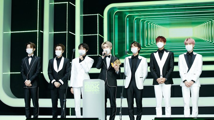 Panutan, Idola Kpop Ini Patuh Protokol Kesehatan Saat Terima Award di Atas Podium
