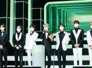 Panutan, Idola Kpop Ini Patuh Protokol Kesehatan Saat Terima Award di Atas Podium