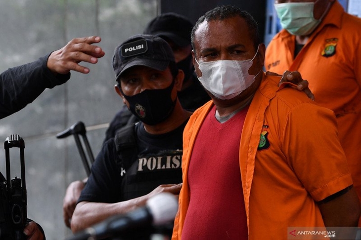 Tersangka kejahatan John Kei dihadirkan saat rilis di Polda Metro Jaya, Jakarta, Senin (22/6/2020). Tim gabungan Polda Metro Jaya berhasil menangkap 30 orang yakni John Kei beserta anggota kelompoknya dalam kasus pengeroyokan, pembunuhan dan kekerasan di kawasan Duri Kosambi, Jakarta Barat dan Perumahan Green Lake City, Kota Tangerang, Banten pada Minggu 21 Juni 2020. ANTARA FOTO/Sigid Kurniawan/aww.