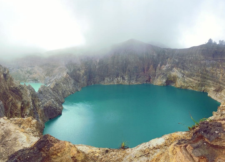 Danau Kelimutu menyajikan keindahan yang luar biasa (Sumber : Instagram/hikemore_rantless)
