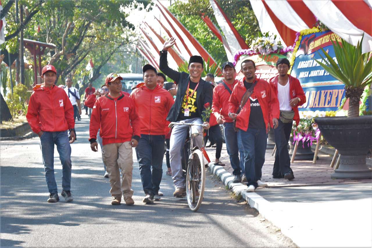 Anggota DPRD Solo dari PSI, Antonius Yoga Prabowo (42) berangkat pelantikan naik sepeda dari ruma menuju ke kantor DPRD Solo, Jawa Tengah, Rabu (14/8). (MP/Ismail)