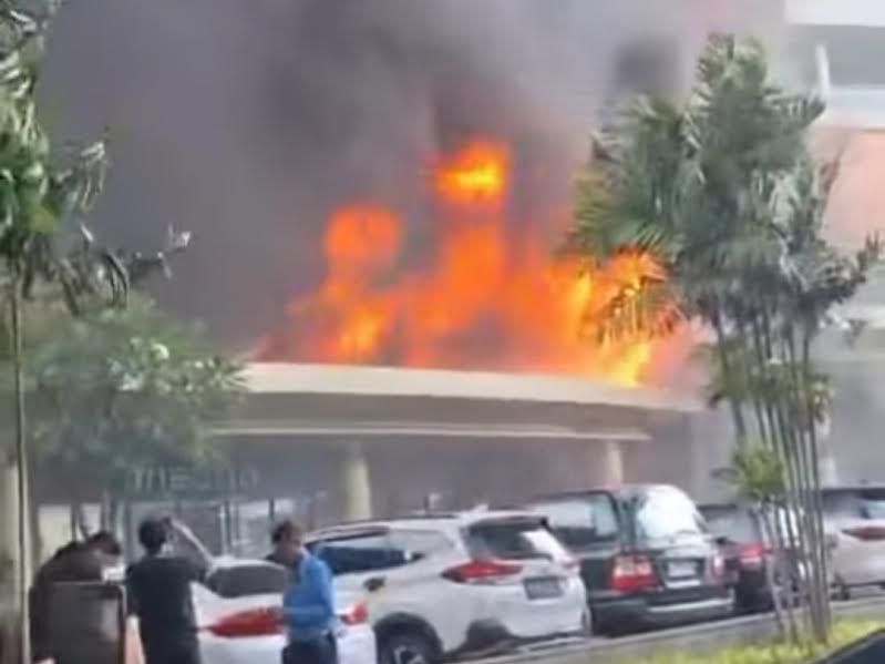 Mall Ciputra Cibubur Kebakaran Hebat, Pengunjung Berhamburan
