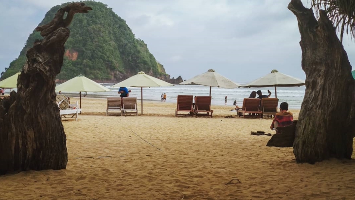 Pantai Pulau Merah, Spot Berselancar di Bumi Blambangan