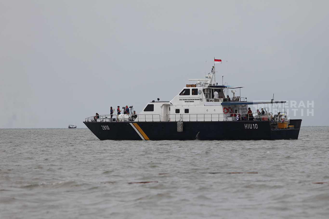 Pasukan Katak Marinir TNI AL mencabut pagar laut sepanjang 30 KM di Perairan Utara Tanjung Pasir, Kabupaten Tangerang, Banten, Rabu (22/1/2025).