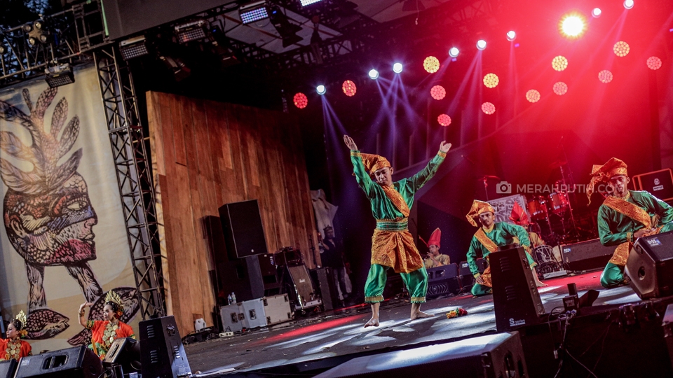 Sejumlah penari membawakan tarian Ranup Lampuan asal Aceh saat tampil di Panggung Kaibauk Pekan Kebudayaan Nasional 2019 di Istora Senayan, Komplek Gelora Bung Karno (GBK), Jakarta, Kamis, (10/10/2019). Pekan Kebudayaan Nasional 2019 yang diselenggarakan oleh Kementerian Pendidikan dan Kebudayaan (Kemendikbud) telah berlangsung sejak 7-13 Oktober di Istora Senayan. Pagelaran tersebut juga akan menyuguhkan beragam pertunjukkan, mulai dari ekshibisi kebudayaan, pergelaran karya budaya bangsa, hingga konferensi pemajuan kebudayaan. Merahputih.com / Rizki Fitrianto