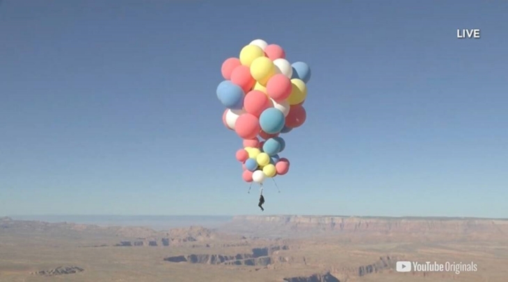 Aksinya disiarkan langsung di akun YouTube David Blaine. (Foto: The Indian Express)
