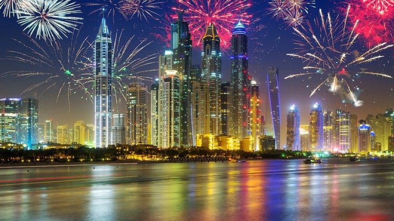 Pesta Kembang Api Mewah Khas Abu Dhabi dan Dubai Sambut Hari Idul Fitri