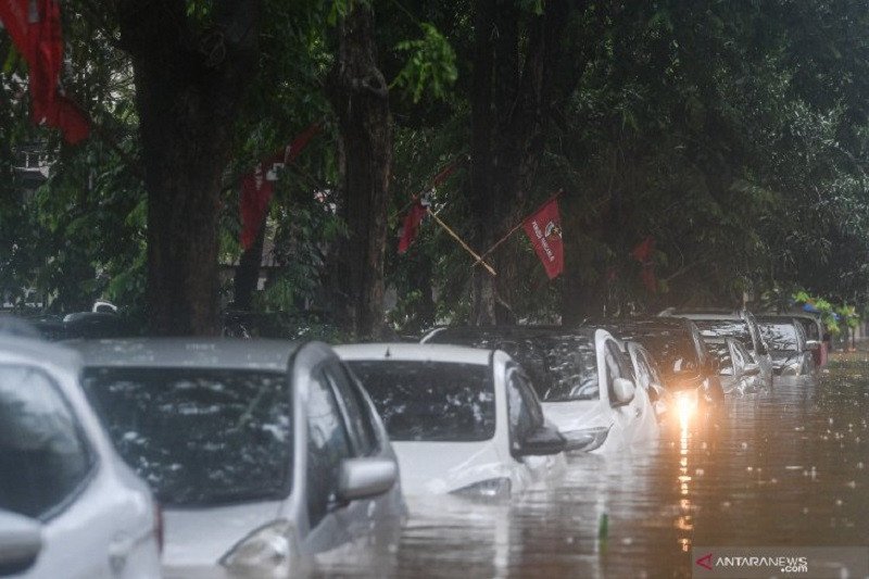 Sejumlah mobil terendam banjir di Jalan Kemang Raya, Jakarta Selatan, Rabu (1/1/2020). Hujan deras yang mengguyur DKI Jakarta membuat sejumlah wilayah di Ibu Kota terendam banjir. (ANTARA FOTO/Sigid Kurniawan)