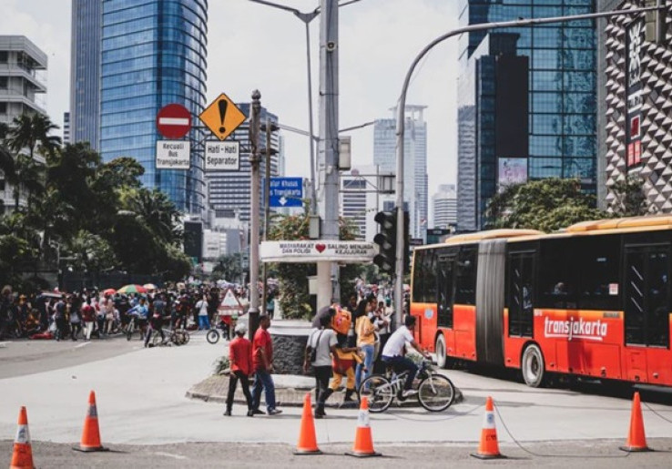 Jadi Penyedia atau Pengguna Jastip Street Food Ibu Kota, 'Dari Halte Ke Halte' Solusinya