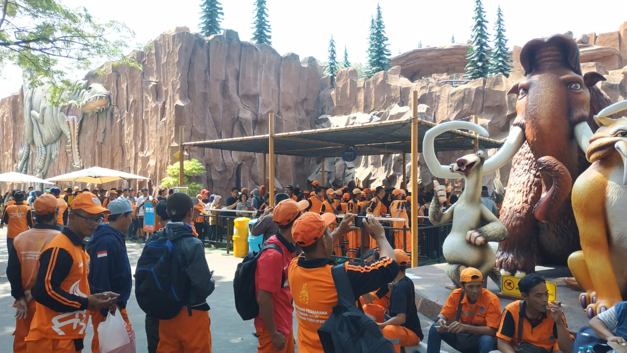 Manajemen Taman Impian Jaya Ancol bersama Pemprov DKI mengajak petugas Penanganan Prasarana dan Sarana Umum (PPSU) DKI Jakarta untuk berwisata ke Dunia Fantasi (Dufan).