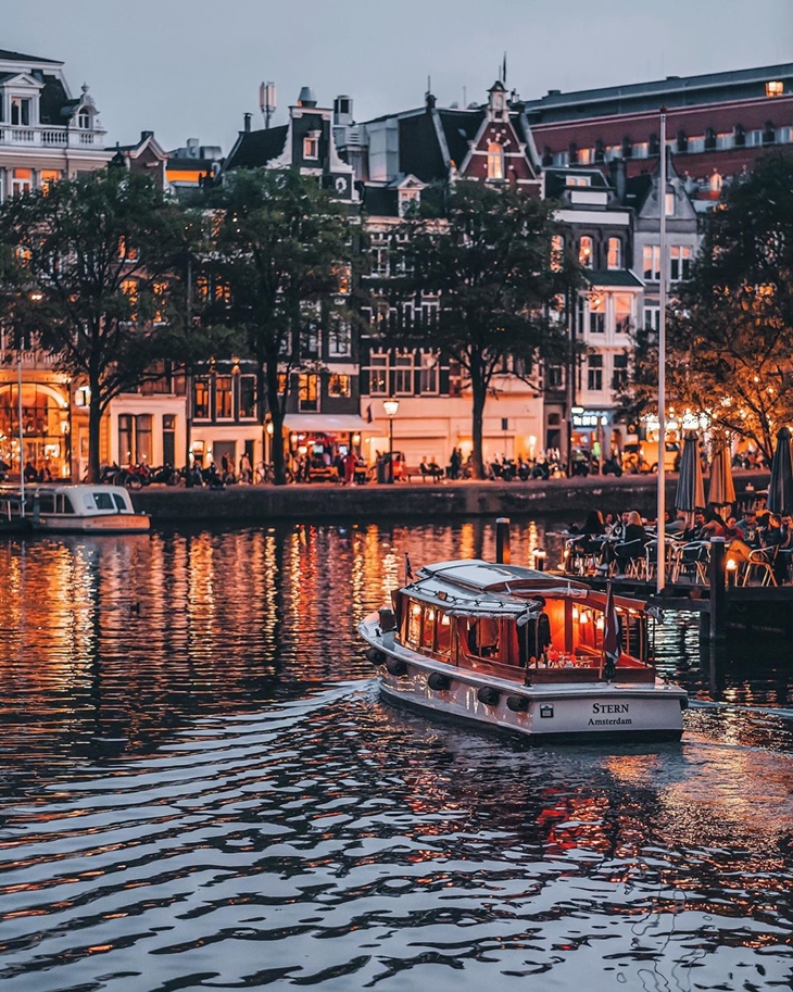 Perahu wisata di Amsterdam. (Foto: instagram.com/een_wasbeer)