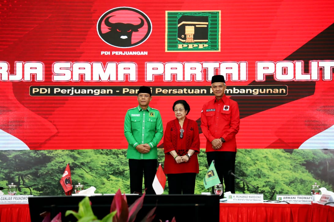Plt Ketua Umum Partai Persatuan Pembangunan (PPP) Muhamad Mardiono bersama Ketua Umum PDI Perjuangan (PDIP) Megawati Soekarnoputri dan calon presiden Ganjar Pranowo di DPP PDIP, Jakarta, Minggu (30/4). Foto: MP/Ponco