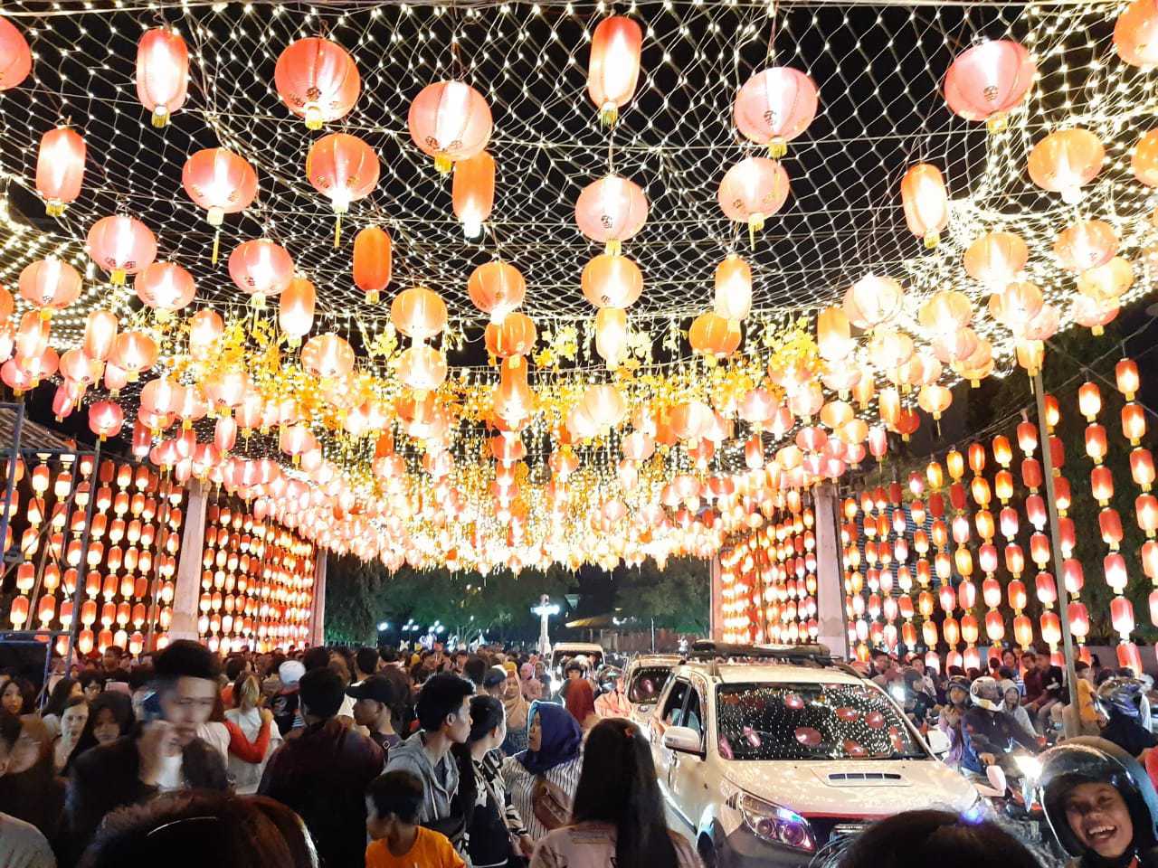 Ribuan lampion menghiasi jalanan di kawasan Klenteng Tien Kok Sie, Pasar Gede, Solo, Jawa Tengah pada Imlek 2020 lalu. (MP/Ismail)