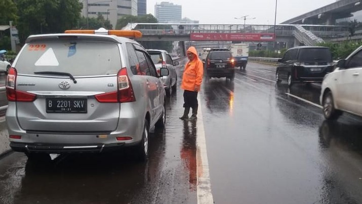 Banjir di Tol Dalam Kota Kuningan arah Cawang. (Twitter @TMCPoldaMetro)