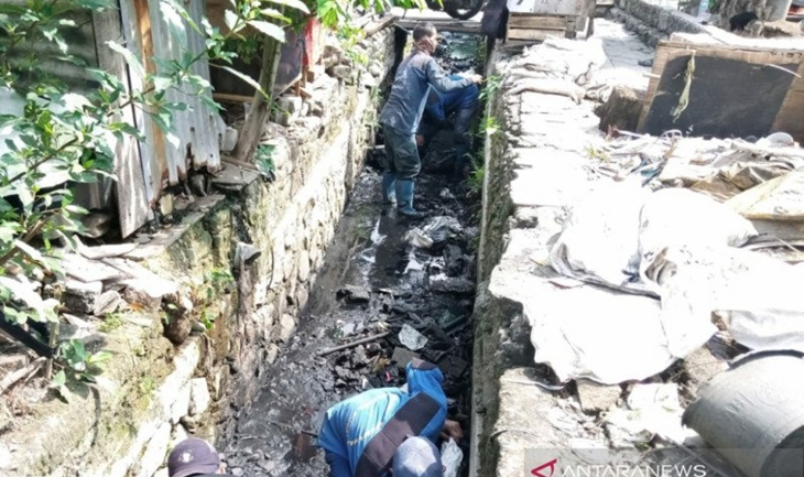 Petugas dari Satpel SDA Kecamatan Tanah Abang melakukan pengurasan saluran air, Kamis (12/11/2020). (ANTARA/HO/Satpel SDA Kecamatan Tanah Abang)