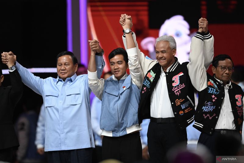 Pasangan Capres-Cawapres nomor urut 2, Prabowo Subianto-Gibran Rakabuming Raka, pasangan nomor urut 3, Ganjar Pranowo-Mahfud MD, saat penutupan Debat Kelima Capres Pemilu 2024