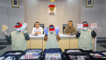 KPK Pamerkan Lima Koper Uang Rp5,19 Miliar dalam Kasus Korupsi Importasi Barang DJBC